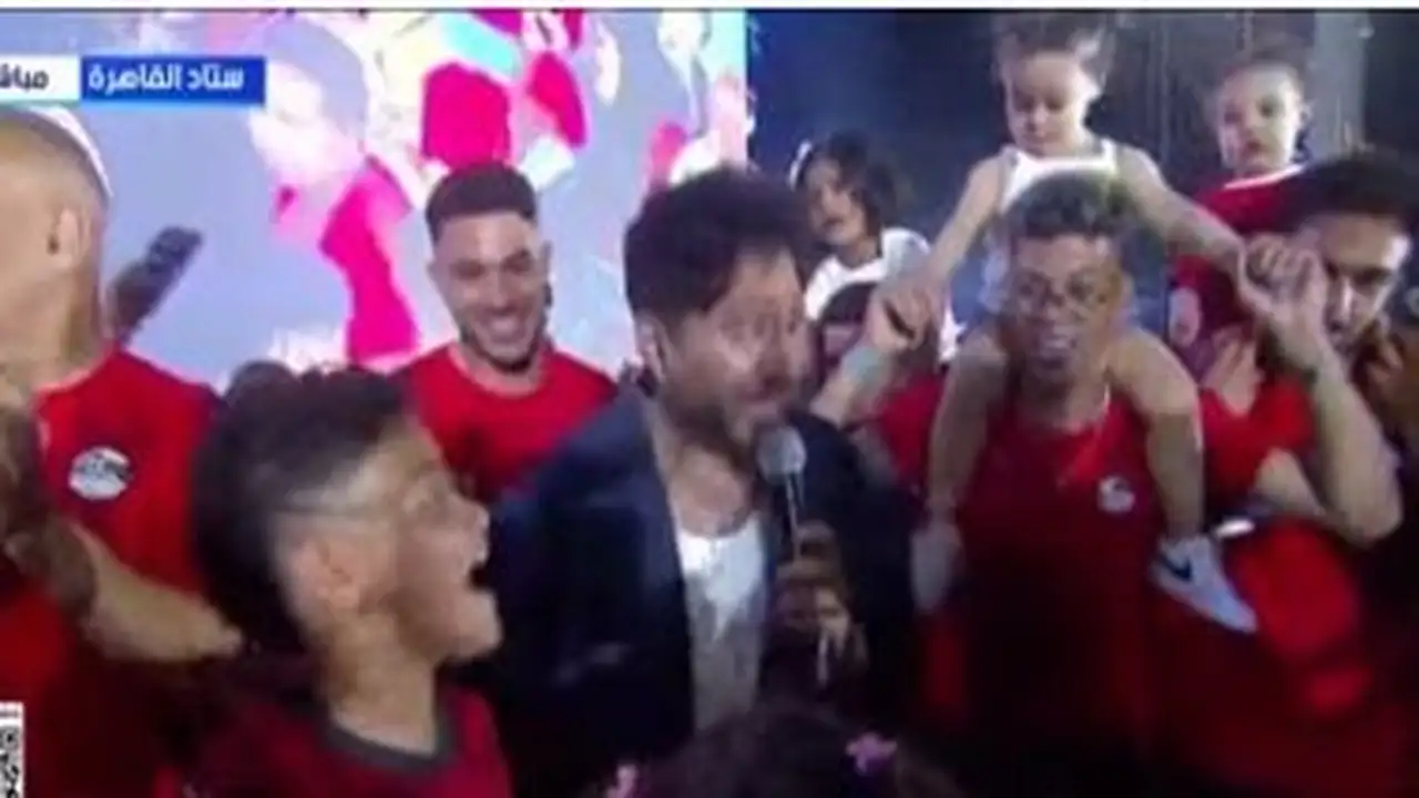 فرحة لاعبي منتخب مصر مع أبنائهم والجماهير في استاد القاهرة